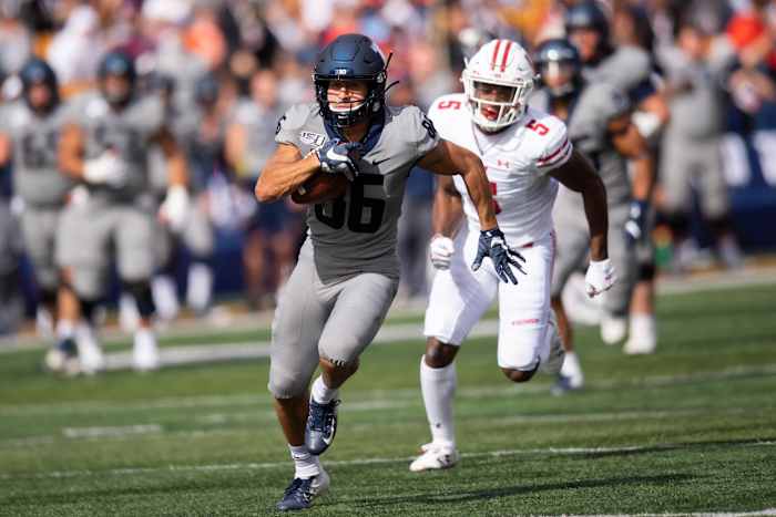 Illinois wide receiver Donny Navarro (86) runs in for a touchdown during the first half against Wisconsin at Memorial Stadium.